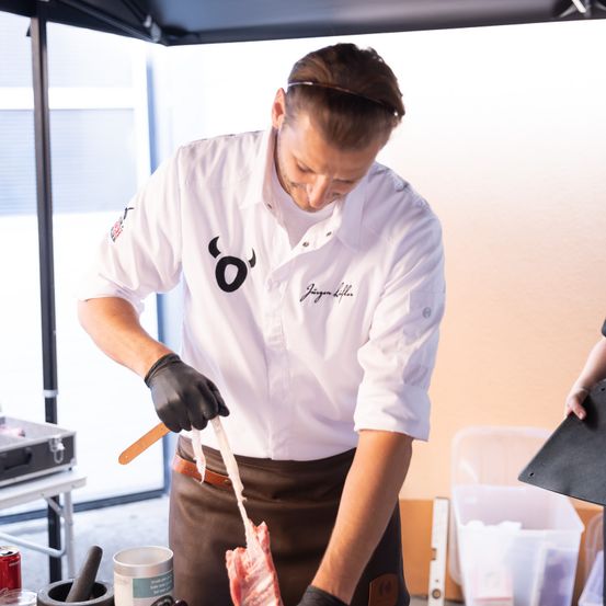 Bild enthält, Clothing, Glove, Food Presentation, Adult, Male, Man, Person, Chef, Face, Head