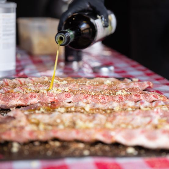 Bild enthält, Food, Pizza, Bbq, Cooking, Grilling, Person