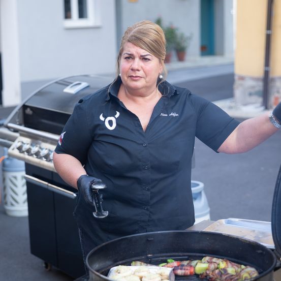 Bild enthält, Adult, Female, Person, Woman, Glove, Bbq, Cooking, Grilling, Face, Head