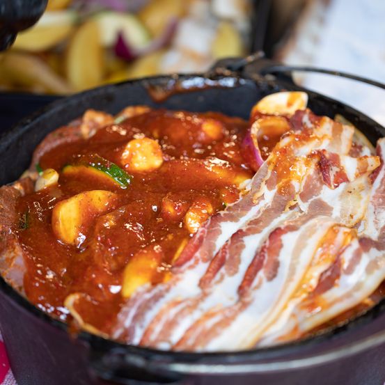 Bild enthält, Food, Meal, Dish, Meat, Pork, Cookware, Pot, Food Presentation, Stew