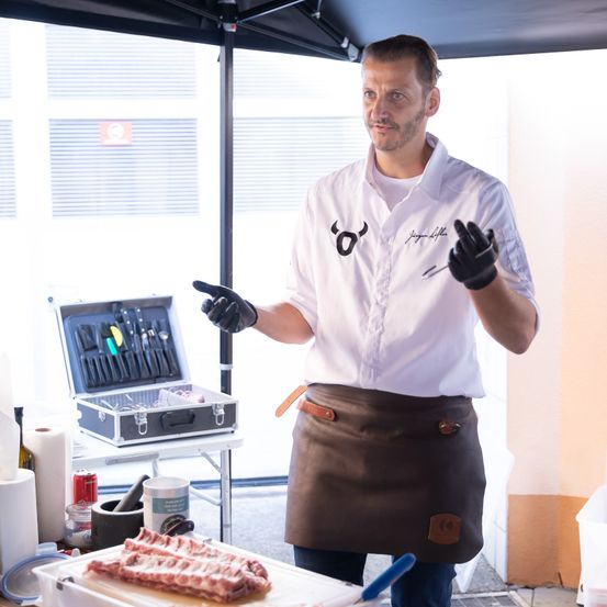 Bild enthält, Glove, Adult, Male, Man, Person, Chef, Shirt, Face, Skirt, Food Presentation