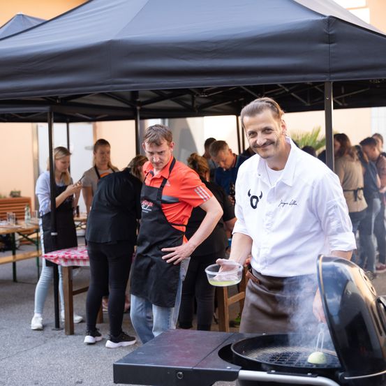 Bild enthält, Restaurant, Shoe, Adult, Male, Man, Person, Female, Woman, Bbq, Tent