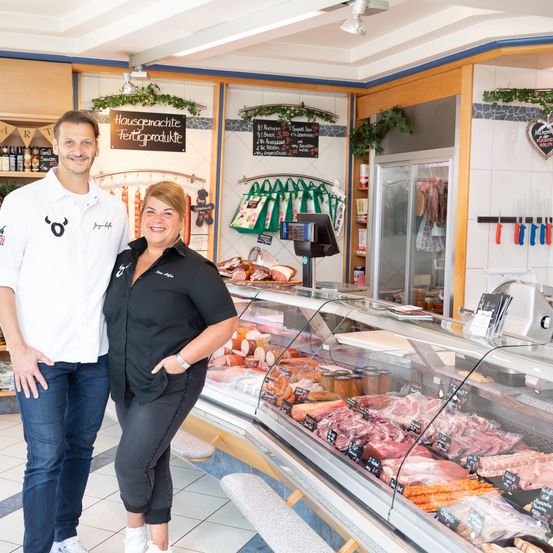 Bild enthält, Adult, Female, Person, Woman, Jeans, Butcher Shop, Shop, Male, Man, Deli