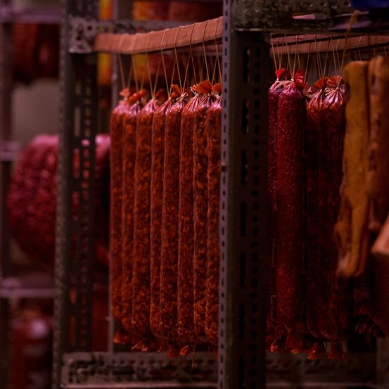 Bild enthält, Shop, Butcher Shop, Furniture