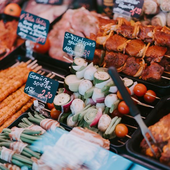 Bild enthält, Brunch, Food, Accessories, Glasses, Bbq, Grilling, Bread, Shop, Face, Person