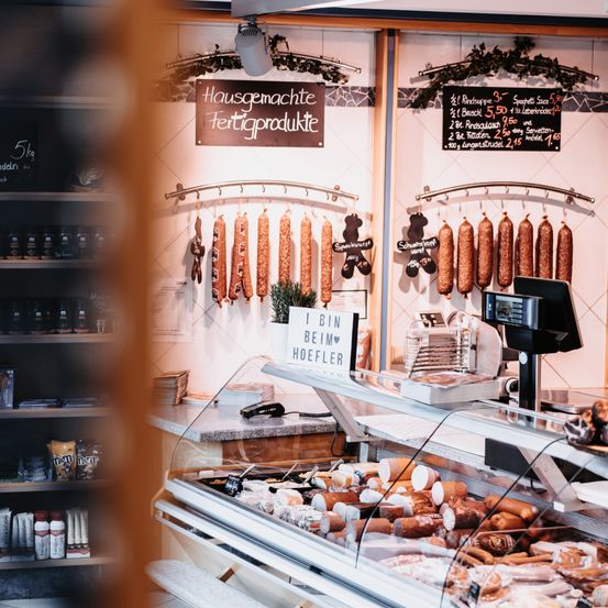 Bild enthält, Shop, Deli, Architecture, Building, Butcher Shop, Bakery, Person, Hardware, Monitor, Screen