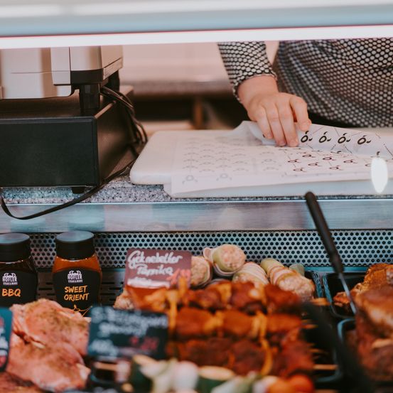 Bild enthält, Person, Bbq, Cooking, Food, Grilling, Shop, Bread