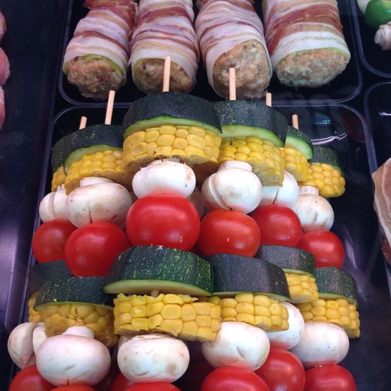 Bild enthält, Food, Produce, Squash, Vegetable, Zucchini, Bread, Meat, Pork, Lunch, Meal