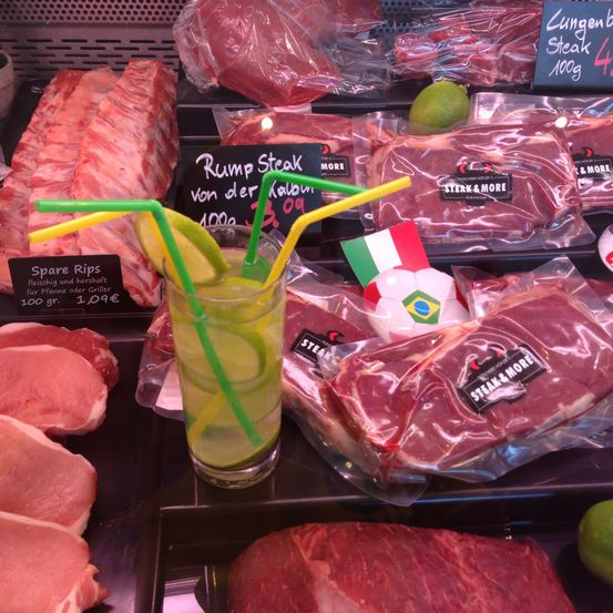 Bild enthält, Butcher Shop, Shop, Ball, Football, Soccer, Soccer Ball, Sport, Food, Meat, Pork