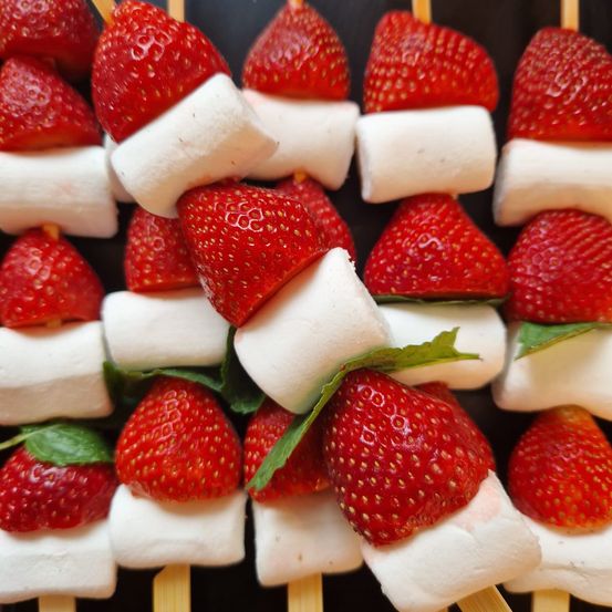 Bild enthält, Berry, Food, Fruit, Produce, Strawberry, Food Presentation, Cream, Dessert, Ice Cream, Frozen Yogurt