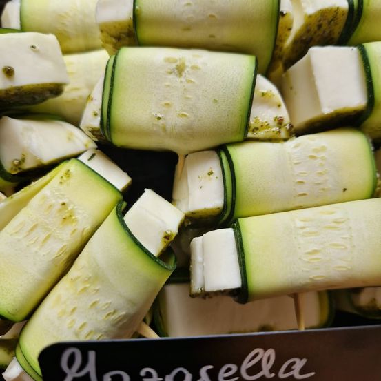 Bild enthält, Food, Plant, Produce, Squash, Vegetable, Zucchini, Tape, Fruit, Pear