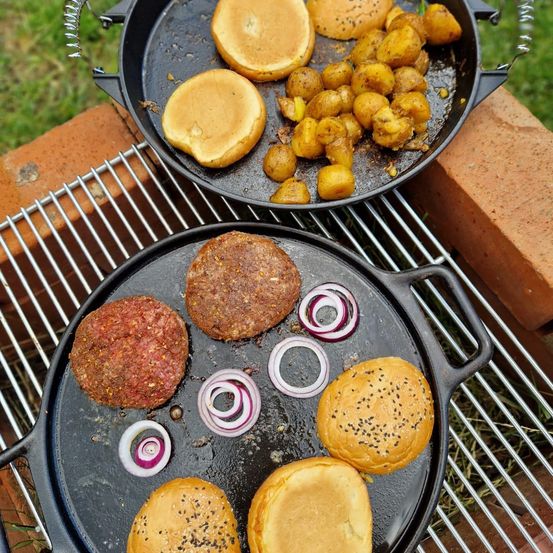 Bild enthält, Cookware, Skillet, Bread, Food, Tape, Plate, Cooking, Frying