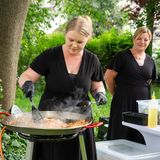 Bild enthält, Adult, Female, Person, Woman, Cooking, Stirring Food, Bbq, Necklace, Glove, Face
