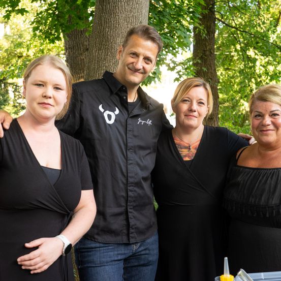 Bild enthält, Adult, Female, Person, Woman, Tree, People, Blouse, Portrait, T-Shirt, Dress