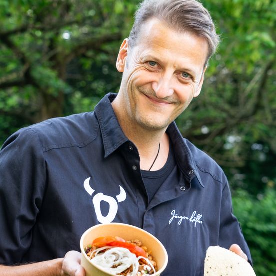 Bild enthält, Adult, Male, Man, Person, Face, Head, Photography, Portrait, Smile, Food