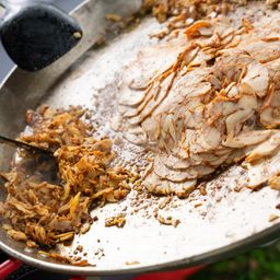 Bild enthält, Cooking Pan, Cookware, Food, Meat, Pork, Cooking