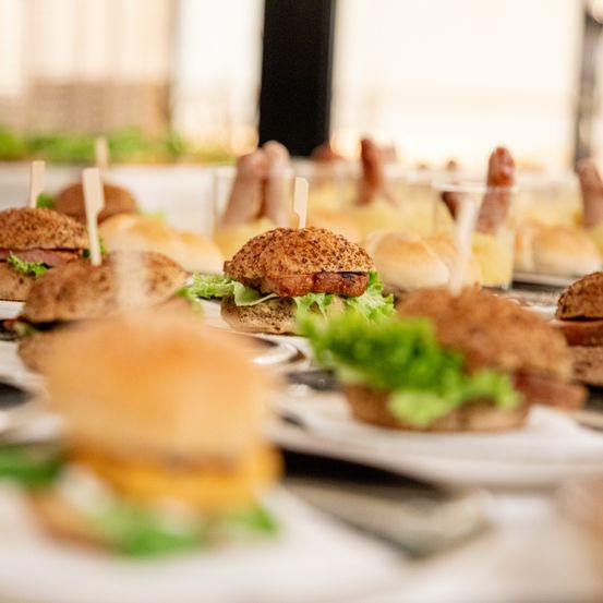 Bild enthält, Brunch, Food, Burger, Lunch, Meal, Food Presentation, Cafeteria, Restaurant, Sandwich, Bread