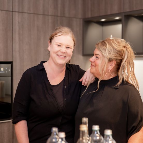 Bild enthält, Adult, Female, Person, Woman, Face, Head, Indoors, Interior Design, Blonde, Monitor