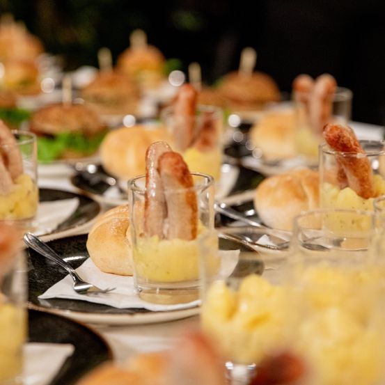 Bild enthält, Food, Meal, Cafeteria, Indoors, Restaurant, Burger, Buffet, Brunch, Bread, Dish