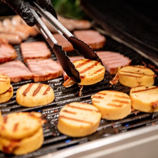 Bild enthält, Bbq, Cooking, Food, Grilling, Bread, Meat, Pork, Kitchen Utensil, Tongs