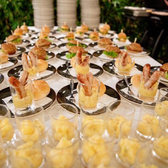 Bild enthält, Cafeteria, Indoors, Restaurant, Meal, Burger, Buffet, Food Presentation, Brunch, Bread, Dish