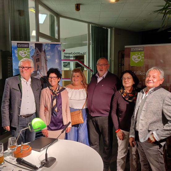 Bild enthält, People, Person, Coat, Jacket, Adult, Female, Woman, Male, Man, Blazer