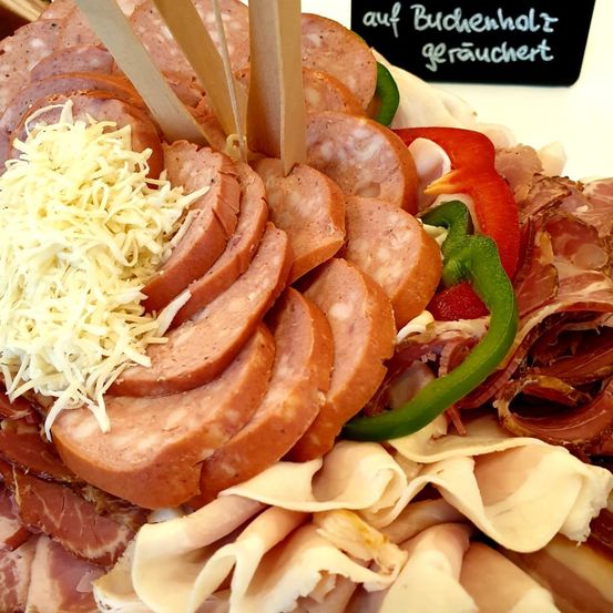 Bild enthält, Food, Meal, Lunch, Dish, Platter, Meat, Pork, Food Presentation, Sliced, Weapon