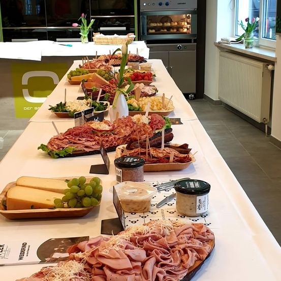 Bild enthält, Brunch, Food, Meal, Salad, Food Presentation, Salad Bar