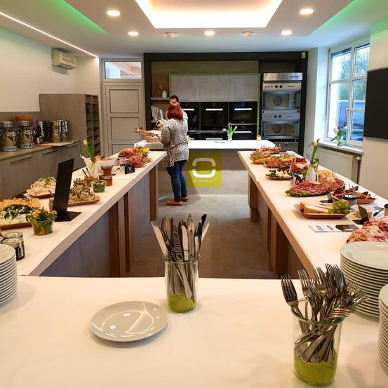 Bild enthält, Brunch, Food, Meal, Cafeteria, Indoors, Restaurant, Person