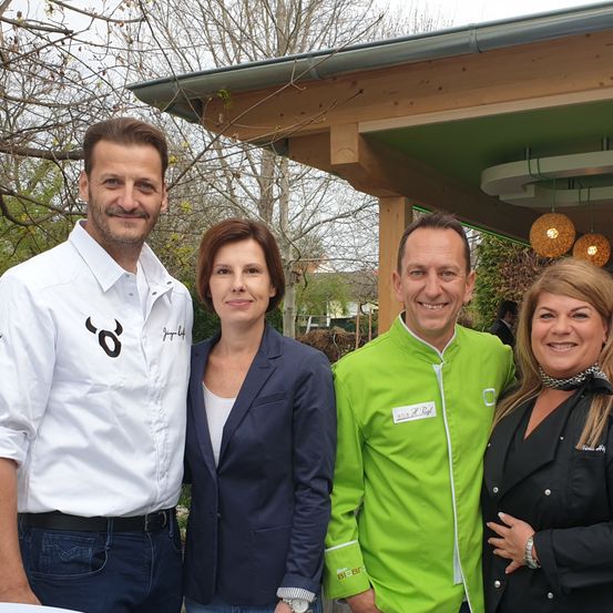 Bild enthält, Coat, Jacket, Shirt, People, Person, Adult, Female, Woman, Male, Man