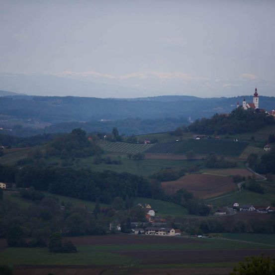 Bild enthält, Nature, Outdoors, Countryside, Hill, Landscape, Scenery, Field, Grassland, Slope, Peak
