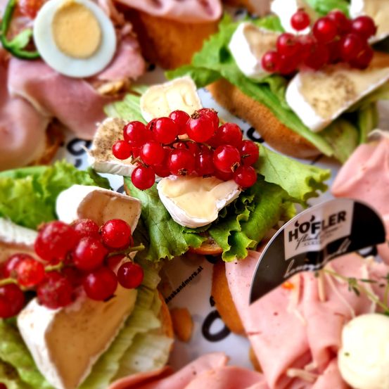 Bild enthält, Brunch, Food, Lunch, Meal, Food Presentation, Egg, Dish, Platter, Burger