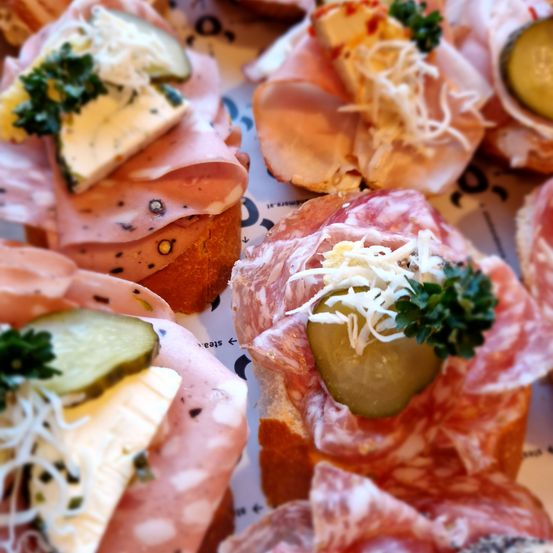 Bild enthält, Brunch, Food, Meal, Food Presentation, Meat, Pork, Lunch, Ham, Dish, Platter