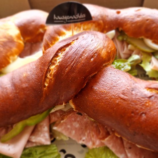 Bild enthält, Food, Bread, Pretzel, Sandwich