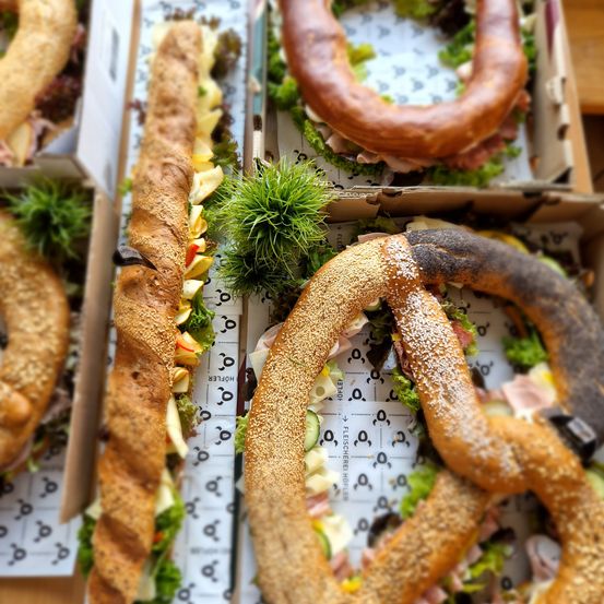 Bild enthält, Burger, Food, Bread, Pretzel, Plant, Fungus, Sandwich