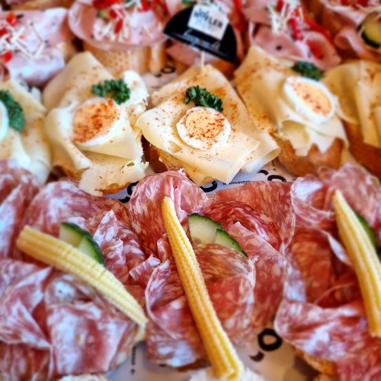 Bild enthält, Brunch, Food, Food Presentation, Meal, Dish, Platter, Egg, Cream, Dessert, Ice Cream