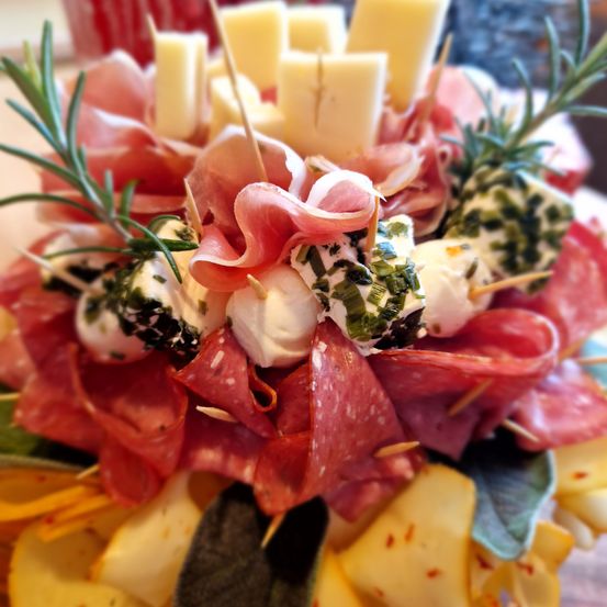 Bild enthält, Flower Arrangement, Flower Bouquet, Food, Food Presentation, Meal, Dish, Platter, Pineapple, Candle, Cheese