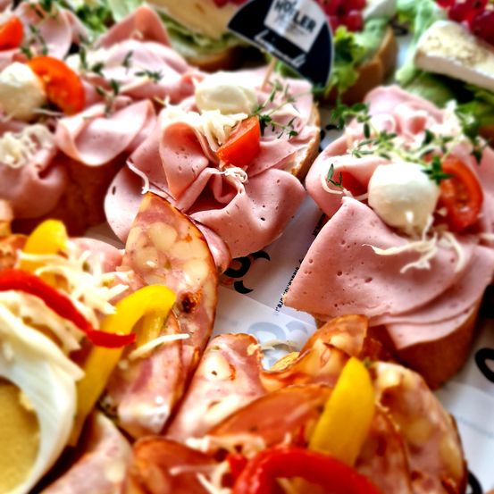 Bild enthält, Brunch, Food, Food Presentation, Lunch, Meal, Dish, Platter, Cafeteria, Indoors, Restaurant