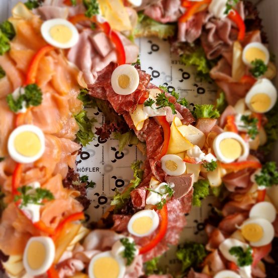 Bild enthält, Food, Food Presentation, Meal, Dish, Platter, Lunch, Brunch, Egg