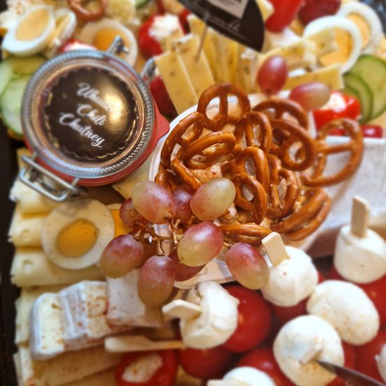 Bild enthält, Brunch, Food, Meal, Egg, Dish, Food Presentation, Snack, Platter, Cheese, Can