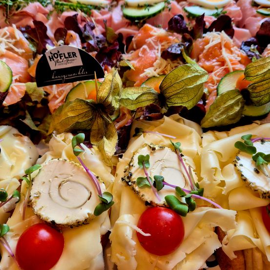 Bild enthält, Food, Meal, Food Presentation, Cafeteria, Indoors, Restaurant, Dish, Icing, Egg, Ice Cream