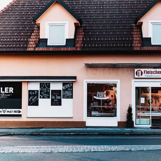 Bild enthält, Architecture, Building, Shop, Urban, City, Housing, Neighborhood, Plant