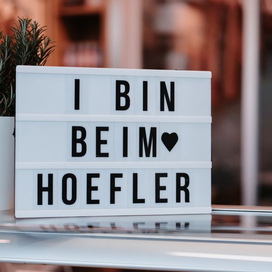 Bild enthält, Plant, Potted Plant, Sign, Symbol, Jar, Planter, Pottery, Vase, Text