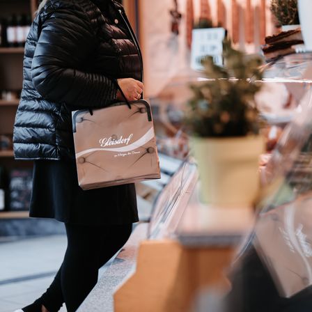 Bild enthält, Accessories, Bag, Handbag, Purse, Adult, Female, Person, Woman, Coat, Shopping