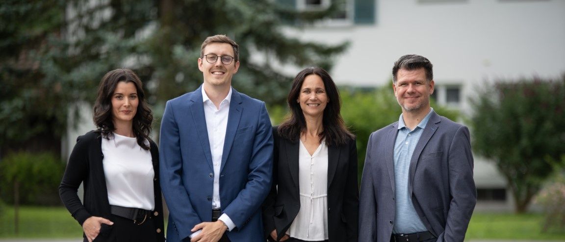 Bild enthält, Groupshot, Person, Blazer, Coat, Jacket, Adult, Male, Man, Female, Woman