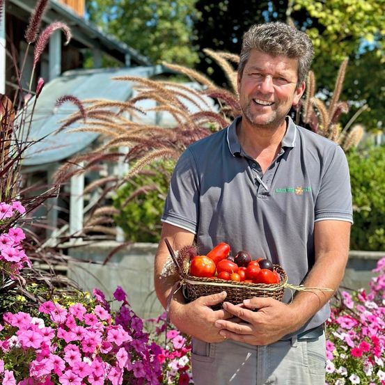 Bild enthält, Garden, Nature, Outdoors, Gardening, Adult, Male, Man, Person, Face, Gardener