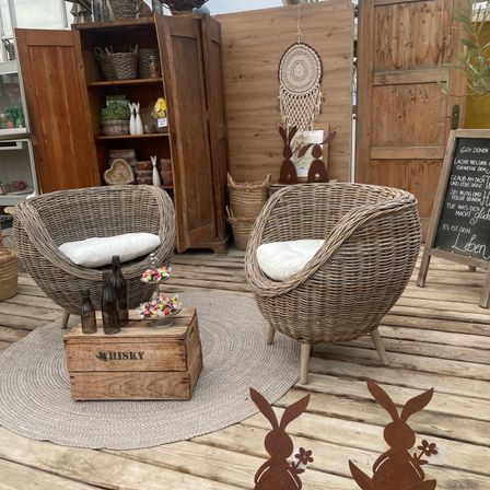 Bild enthält, Interior Design, Wood, Home Decor, Chair, Furniture, Blackboard, Hardwood, Rug, Floor, Porch