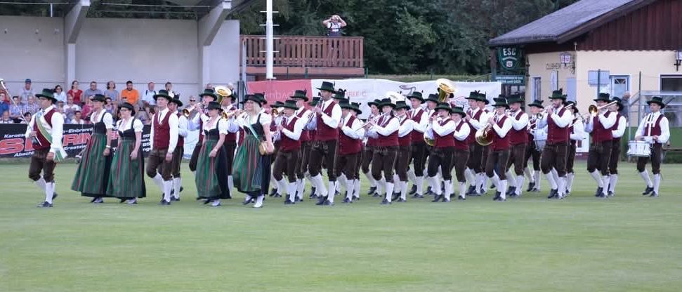 Bild enthält, People, Person, Architecture, Building, College, Group Performance
