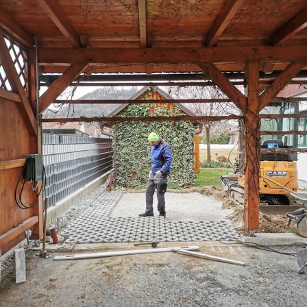 Bild enthält, Wood, Shelter, Glove, Person, Worker, Adult, Male, Man, Shoe, Pants