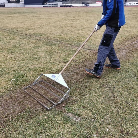Bild enthält, Grass, Field, Lawn, Pushing, Shoe, Hat, Shovel, Nature, Outdoors